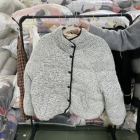 Vestes d'hiver d'occasion en gros pour les friperies, revendeurs, manteaux usagés en vrac