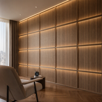 Panneau mural de tête de lit pour chambre d'hôtes, revêtement en lattes de bois de noyer chaud avec éclairage d'ambiance pour projets d'appartements et de villas