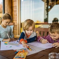 Kit de 53 pièces de film rétractable en plastique fait main pour loisirs créatifs, 20 porte-clés vierges, crayons de couleur, perforatrice, jouets de dessin pour enfants