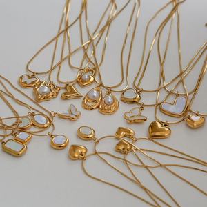 Collier personnalisé en acier inoxydable 316L plaqué or 14k 18k résistant à l'eau avec pendentif coquillage et perle pour femme - Product Image 3