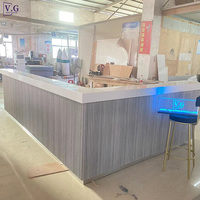 Comptoir de bar en forme de L moderne sur mesure avec éclairage décoratif RGB, dessus en Corian blanc, haut de gamme, pour restaurant, hôtel, bar à domicile