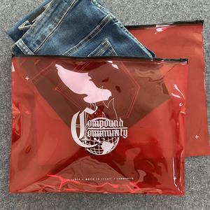 Bolsa de PVC Roja Transparente Personalizada con Cierre Horizontal para Empacar Jeans y Ropa, Bolsa de Almacenamiento de Prendas con Cierre Negro Reutilizable, OEM - Product Image 2