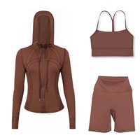 Ensemble trois pièces pour femme : gilet à capuche en tissu doux et fluide, pantalon court et fermeture éclair dorée respirante – Tenue de yoga