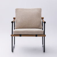 Fauteuil individuel moderne capitonné avec dossier ailé et repose-pieds, structure métallique, idéal pour salle à manger, bureau et salon - Vente en gros usine
