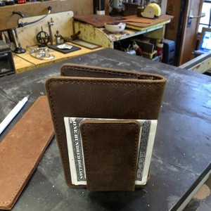 กระเป๋าสตางค์หนังวัวแท้ Napa ยี่ห้อ Boshiho แบบพับสองตอน สไตล์วินเทจ สลักลายด้วยเลเซอร์ พร้อมช่องใส่บัตร ปิดแบบเปิด สีดำ - Product Image 5