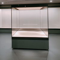 Vitrine d'exposition géométrique moderne en verre trempé et acrylique pour musée et galerie