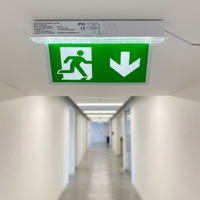 Panneau de sortie en plastique avec LED, symboles d'éclairage d'urgence, identification pour les évacuations