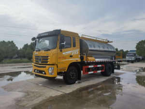 Dongfeng Multifonctionnel Asphalt Spreader 4*<span class=keywords><strong>2</strong></span> new 10cbm Chip Sealing Car Diesel Manual Crushed Stone Synchronous Chip Sealing - Product Image 2