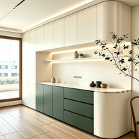 Buffet scandinave sans poignées avec éclairage LED, étagère ouverte et présentoir à vin en verre pour rangement moderne dans la salle à manger