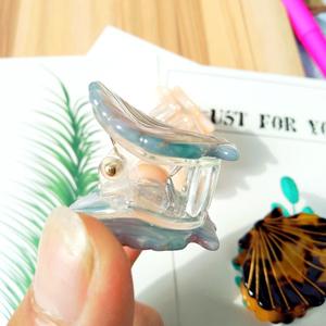 Vente en gros de petites pinces à cheveux en forme de coquillage coréennes mignonnes pour filles, pince à cheveux en acétate avec ligne dorée - Product Image 2