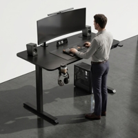 Bureau debout électrique en forme de I avec système motorisé réglable en hauteur, surface en panneau MDF, station de travail de jeu multicolore