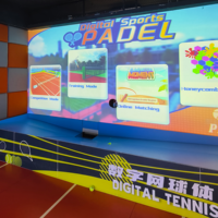 Simulateur de padel sportif automatisé avec projection AR, structure métallique, dimensions 10x5x4m, pour les lieux de divertissement sportif en intérieur