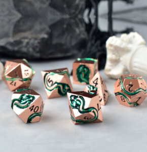 Set di 7 Dadi Poliedrici in Metallo con Logo Personalizzato, Design Drago Blu e Serpente, per Giochi di Ruolo D&D e Giochi da Tavolo - Product Image 2