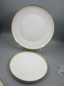 Service de table en céramique de luxe à bordure dorée - Assiettes et bols blancs minimalistes pour la maison et les restaurants - Product Image 5