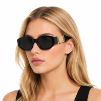 Lunettes de soleil hexagonales noires audacieuses pour hommes et femmes, avec médaillon doré épais, protection UV400, monture épaisse, style affirmé, vente en gros OEM