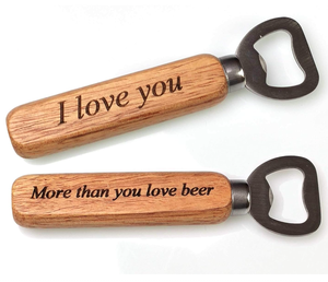 Abridor de Botellas de Madera Personalizado, Grabado, Llavero Rústico, Recuerdo de Boda, Regalo Sentimental para Padrinos de Boda, Padrino, Papá - Product Image 1