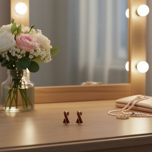 Pendientes geométricos dorados para mujer, joyería de aleación a la moda, pendientes chapados en oro con diseño de incrustaciones rojas - Product Image 2