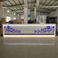 Bar à cocktails commercial moderne, comptoir personnalisé avec surface solide en Corian bleu floral et blanc, éclairage LED, pour boissons, jus, bière