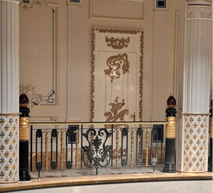 Rampe de balcon en fer forgé de luxe, or et noir, garde-corps décoratif en métal, design d'escalier intérieur pour villa, sur mesure - Product Image 3