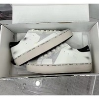 Chaussures de créateur haut de gamme style classique en cuir de vachette grainé de haute qualité, avec étoiles dorées à paillettes et détails argentés, et rehaussement invisible en maille