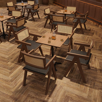 Großhandel Retro Massivholz Geflochtener Rattan Esszimmerstuhl Esstisch-Sets für Gewerbliche Restaurant-Möbel Vintage Tische und Stühle