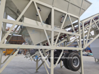 Centrale à béton mobile offrant un déploiement flexible pour les chantiers de construction éloignés avec des bacs à agrégats standard
