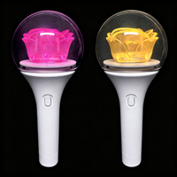 Bâton lumineux LED télécommandé à changement de couleur rose, bâton de concert personnalisé, bracelet lumineux, cadeaux de fête
