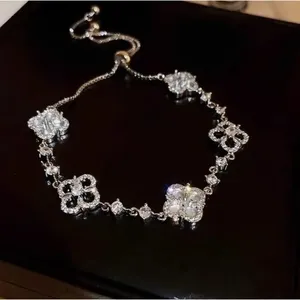 Bracciale con quadrifoglio in zirconia cubica per donne e ragazze, regalo di gioielli di lusso dal design elegante e cavo - Product Image 2
