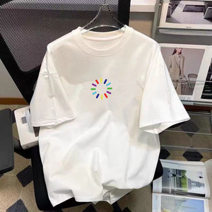 Camiseta con icono de carga inspirado en la tecnología, estilo retro gamer y casual urbano - Product Image 5