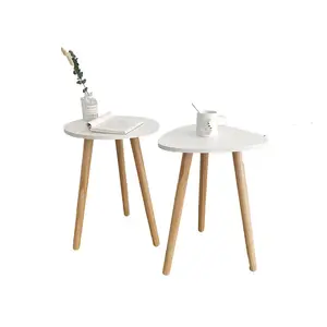 北欧無垢材スタイルの小さなコーヒーテーブルホワイトトライアングルミニマリストテーブルベッドルームラウンドコーナーテーブル
