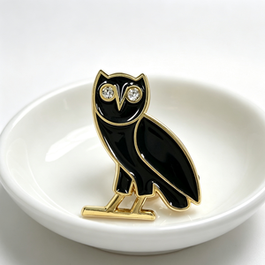 Épinglette en émail souple plaquée or avec <span class=keywords><strong>logo</strong></span> personnalisé, motif <span class=keywords><strong>hibou</strong></span> noir minimaliste de haute qualité - Product Image 3