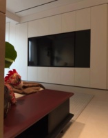 Meuble TV et mur audiovisuel minimalistes modernes, intégration murale complète, design sans poignées, effet d'éclairage doux