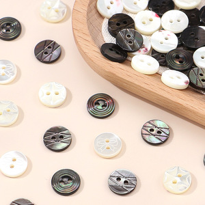 Boutons en résine écologique personnalisés à deux trous, en gros, attaches décoratives pour la couture, formes cœur et carré pour chemises et manteaux. - Product Image 1