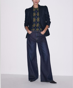 Blazer negro entallado para mujer con hombros acolchados, solapa con muescas y silueta ajustada, perfecto para la oficina - Product Image 1