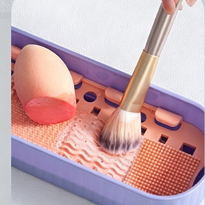Boîte de nettoyage portable 2-en-1 pour pinceaux de maquillage, tapis de lavage en silicone avec support de séchage suspendu, outil de nettoyage pour éponges et applicateurs de beauté - Product Image 4