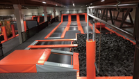 Structure de jeu commerciale personnalisée pour enfants : trampoline intérieur multi-usage avec enclos en acier galvanisé, parc de saut clôturé et piscine à balles