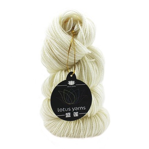 Lotus Yarns SW <span class=keywords><strong>Merino</strong></span> <span class=keywords><strong>DK</strong></span>, 100% <span class=keywords><strong>Lana</strong></span> <span class=keywords><strong>Merino</strong></span> Superwash Extrafina en Color Blanco Natural para Teñido a Mano, Peso Worsted - Product Image 3