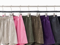 Shorts de plage personnalisés 160 GSM imperméables à séchage rapide avec fente latérale anti-plis, en polyester satiné, décontractés, avec cordon de serrage, pour l'été, OEM