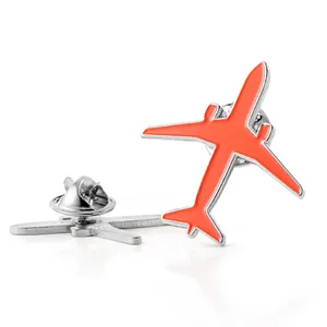 Custom 2D Die-hit in metallo a forma di aeroplano in morbido smalto spilla distintivi per la promozione delle vie aeree