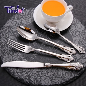 Juego de Cubiertos de Acero Inoxidable con Acabado Plateado Espejo Estilo Europeo, Clásico con Relieve - Product Image 3