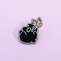 Broches en émail de chats noirs chassant des papillons, chat amusant et joyeux, broche pour vêtements, badge de revers, bijoux, cadeau, vente en gros