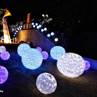 Lumières décoratives extérieures de motif d'arbre artificiel de LED Boule de Noël de LED Motif de sphère illuminé imperméable pour l'affichage de vacances