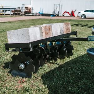 Herse à disques tractée pour VTT/UTV de 4 pieds avec 8 disques crantés pour attelage de 2 pouces, cultivateur robuste à tirer pour le jardin - Product Image 1