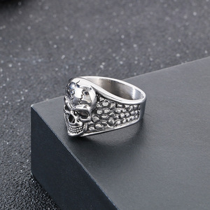 <span class=keywords><strong>Retro</strong></span> Herren Domine ering Edelstahl Schmuck <span class=keywords><strong>Gothic</strong></span> Schädel <span class=keywords><strong>Punk</strong></span> Daumen Ring Mode <span class=keywords><strong>Retro</strong></span> Biker Ring Schmuck Ring für Männer - Product Image 5