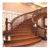 Escalier courbé moderne avec rampe en verre et marches en métal, escalier durable pour appartement et hall