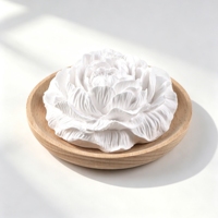 Diffuseur d'huiles essentielles artisanal en céramique parfumée sur base en bois pour la décoration intérieure et l'aromathérapie