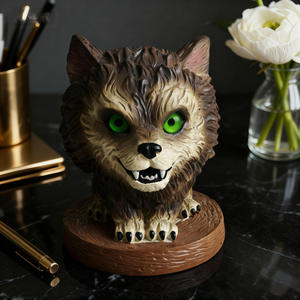 Nuova Statuetta in Resina di Un Cucciolo di Lupo Fortunato - Dipinta a Mano, Ecologica, Miniatura Carina e Feroce con Occhi Verdi, Regalo Aziendale da Scrivania - Product Image 2