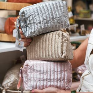 Bolsa de maquillaje metálica dorada de 10 pulgadas, bolsa de almacenamiento de cosméticos acolchada portátil grande, bolsa de cremallera cosmética impermeable para mujer - Product Image 3