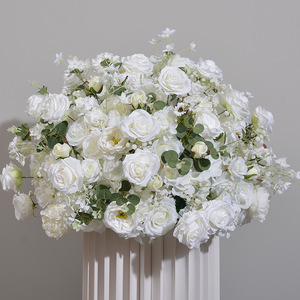ช่อดอกกุหลาบขาวประดิษฐ์สุดหรู พร้อมใบยูคาลิปตัส สำหรับงานแต่งงาน - Product Image 4