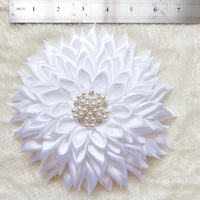 Broches personnalisées faites à la main, 7 pouces, en ruban de satin blanc, thème floral, avec perles, pour la sororité Delta